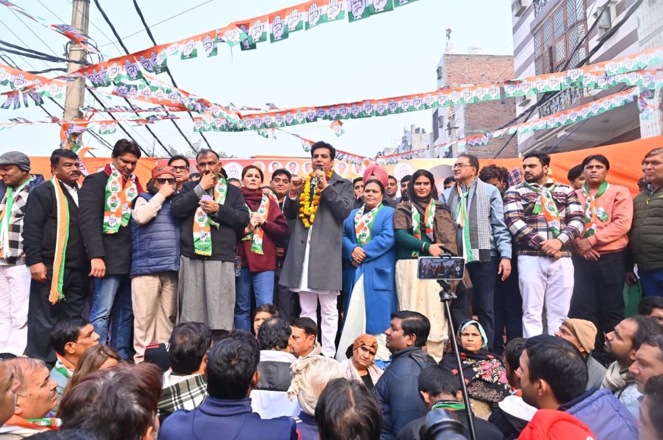 नई दिल्ली, दिल्ली प्रदेश कांग्रेस कमेटी, देवेन्द्र यादव, कांग्रेस, अरविंद केजरीवाल, भाजपा सरकार, आम आदमी पार्टी, रणनीति, गारंटियों, उम्मीदवारों की सूची, विधायकों के टिकट, जनता का विश्वास, बदलाव, मजबूत उपस्थिति, अविश्वास, विकल्प, राहत योजनाएं, वित्तीय सहयोग, स्वास्थ्य बीमा, रोजगार की गारंटी, विकास, घोषणाएं, वास्तविक योजनाएं.